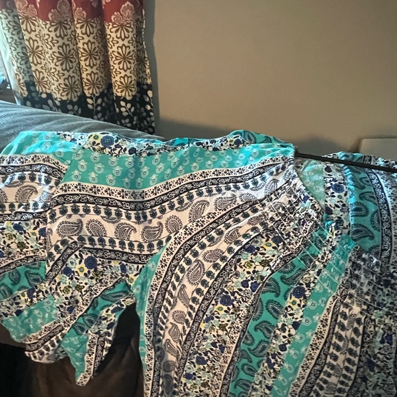 Summer light weight top with that gathering around the scoop neck. Sever designs - Picture 3 of 4